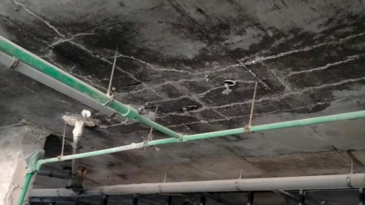 Damage to building cement ceiling caused by differential settlement