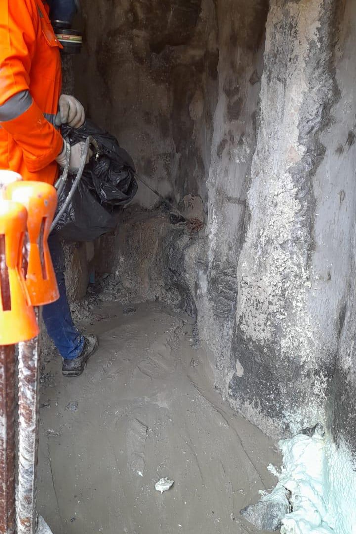 Geobear Active seepage treatment in progress at the wall-base interface.