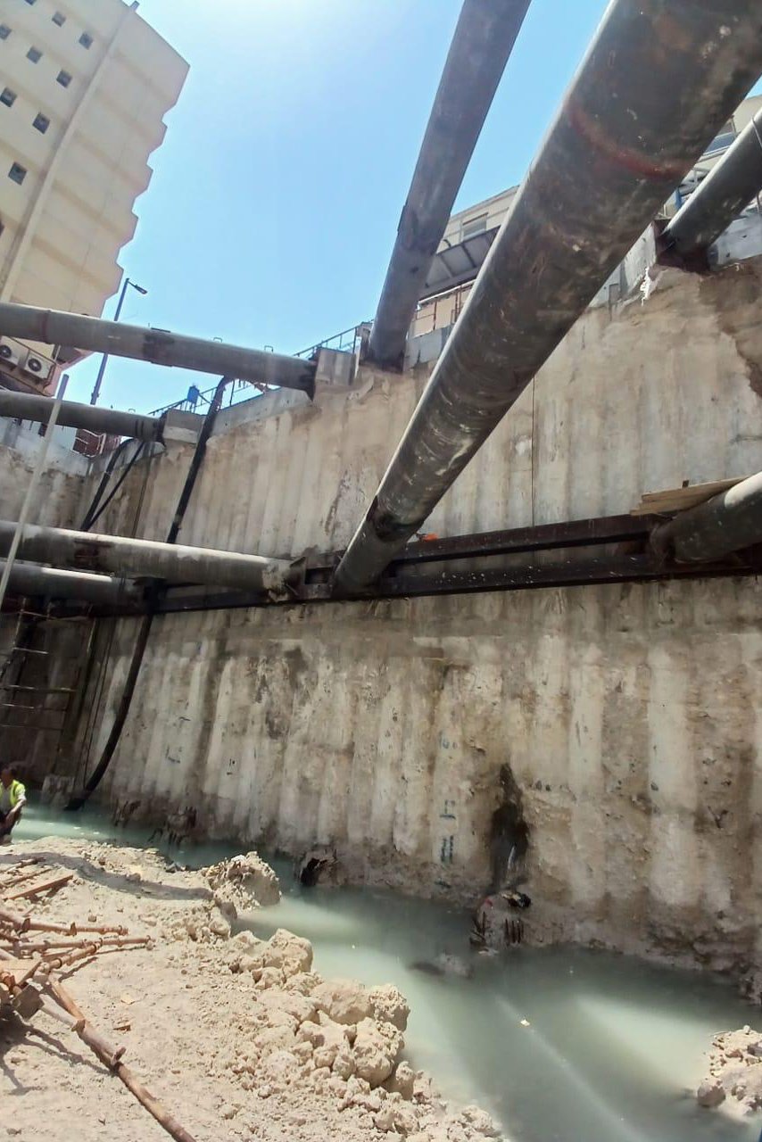Deep excavation affected by standing water near the shoring line