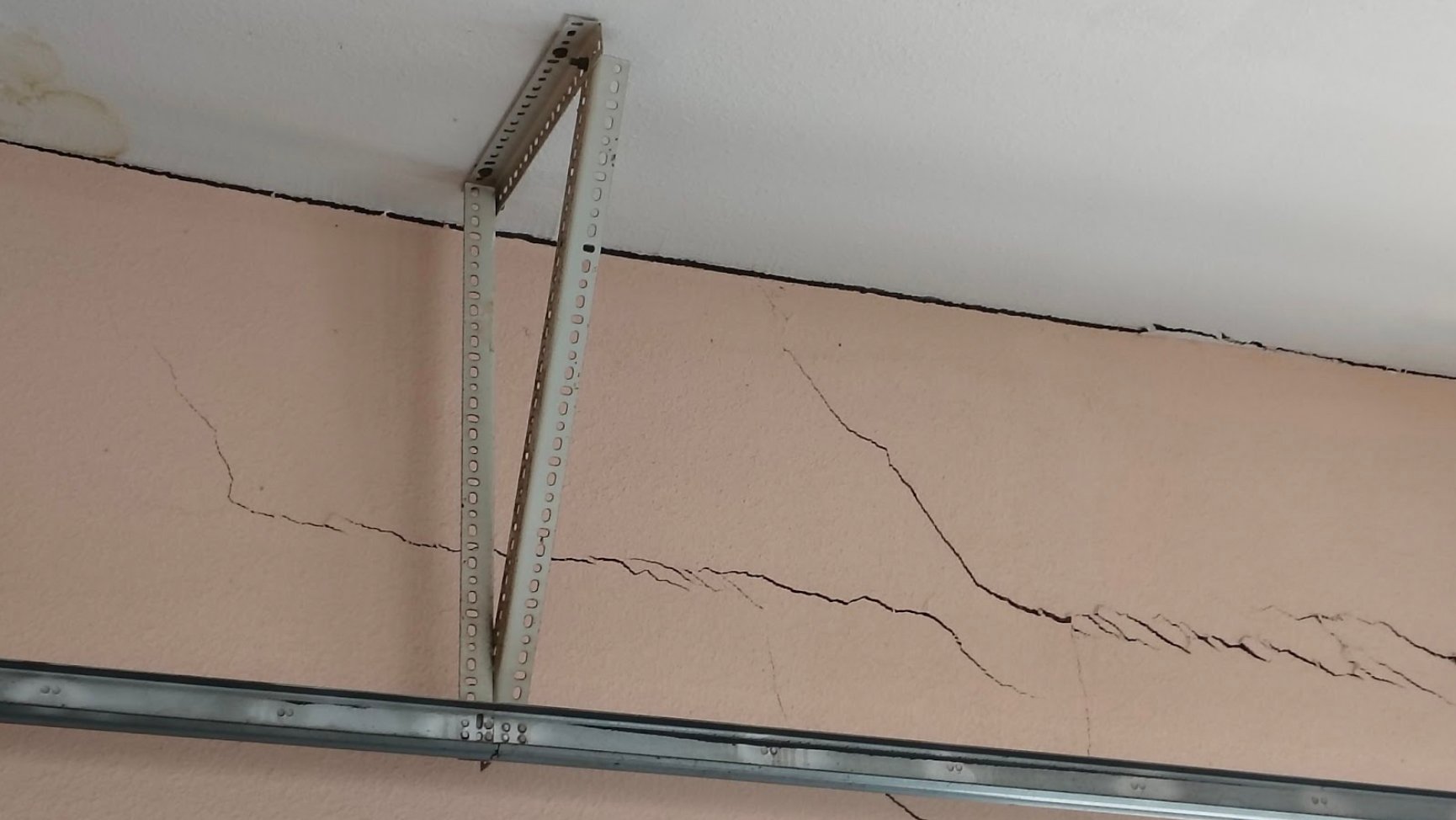 UAE villa horizontal and vertical wall cracks caused by pad foundation settlement