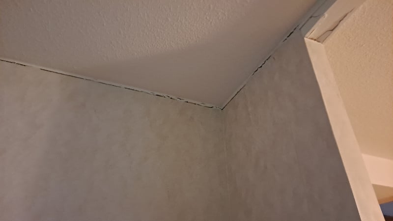 Rivitaloasunnon painuneen lattian oikaisu Loviisassa