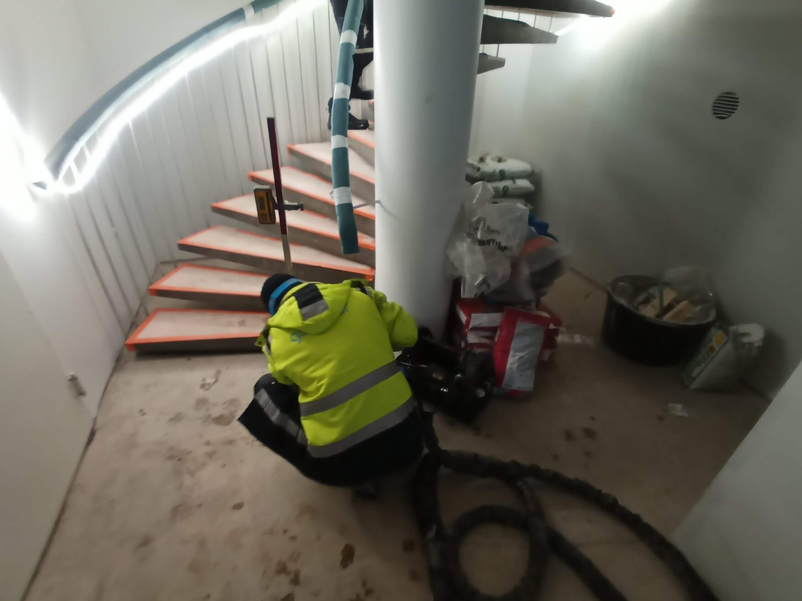 lattian-alla-olevien-tyhjatilojen-taytto-lauttasaaressa-scaled