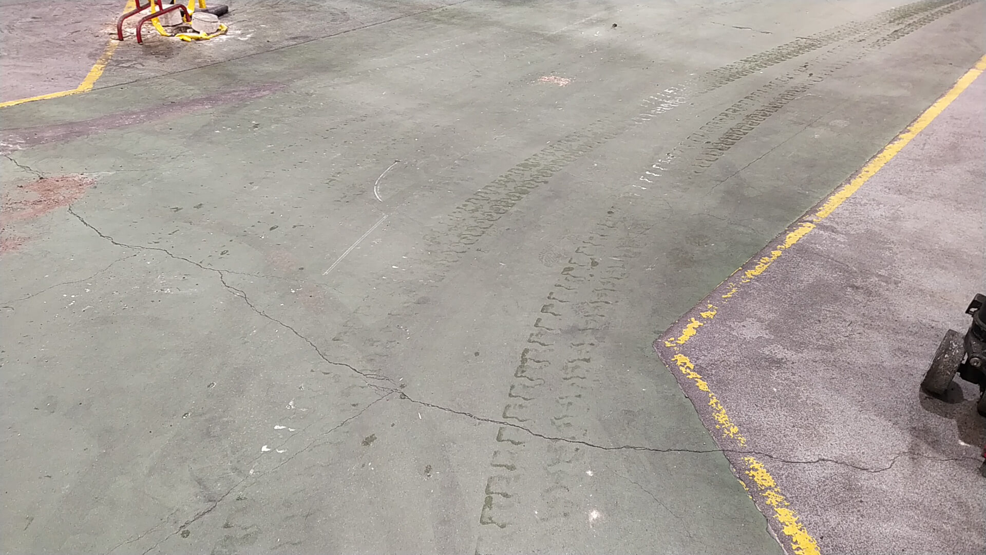 tyhjatilan-taytto-ja-laatan-stabilointi-valmetin-tuotantotiloissa