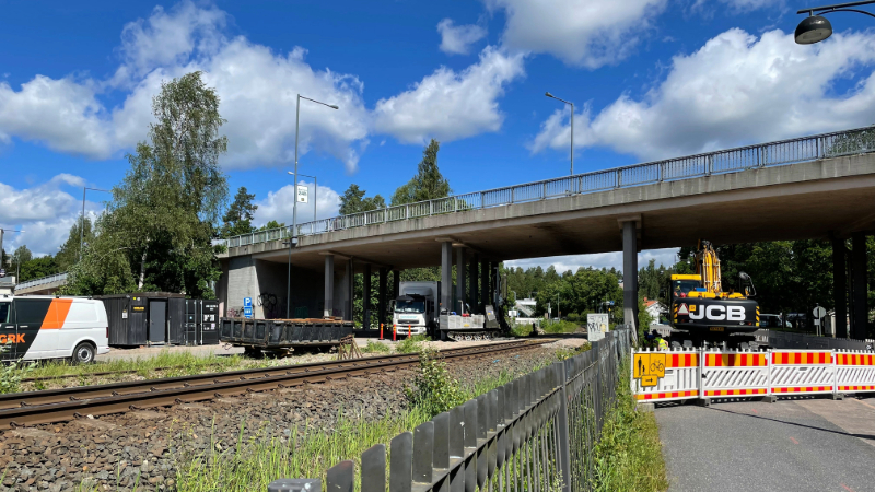 Siltakadun ylikulkusillan välituen stabilointi.