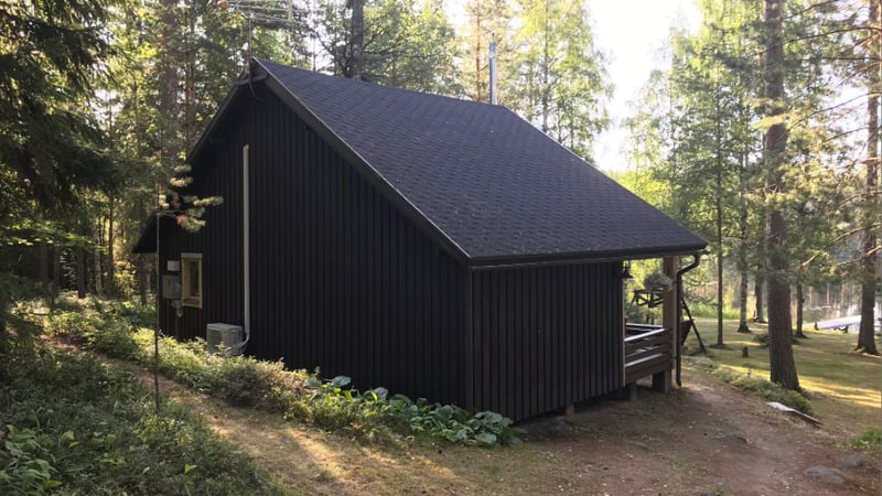Kesämökin painunut nurkka oikaistiin ilman kaivutöitä