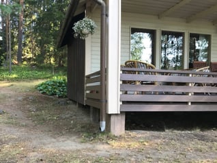 Lähikuva kesämökin painuneesta nurkasta
