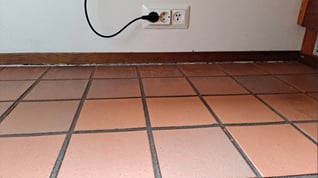 Noin sentin kokoinen rako jalkalistan ja lattian välissä