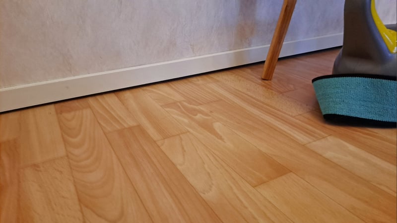 Rivitaloasunnon painuneen lattian oikaisu Loviisassa