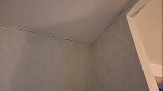 Rakoilua katon ja seinän välisessä liitoskohdassa