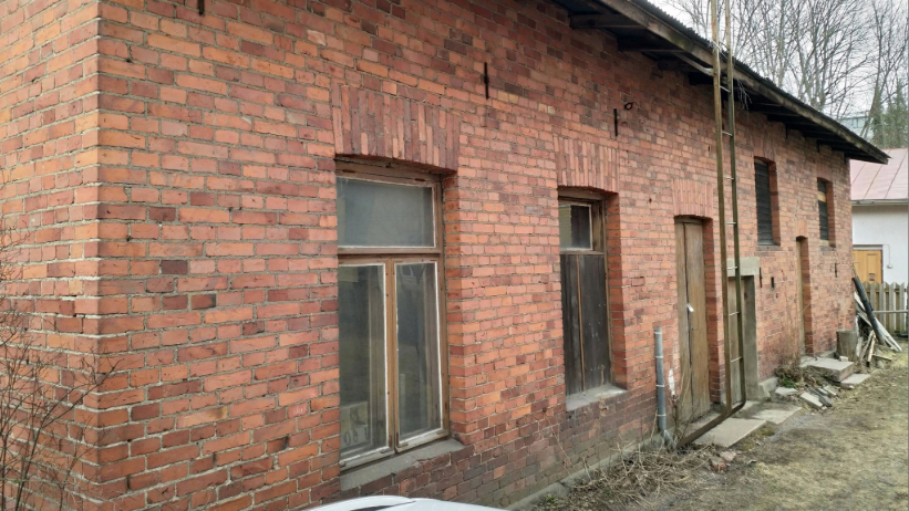 Satavuotias tiilinen piharakennus Turussa.