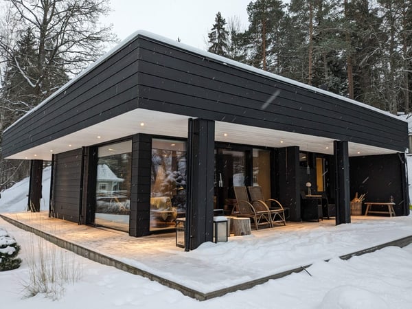 Saunarakennuksen nosto Kaarinassa – Murto-osalla paalutuksen hinnasta