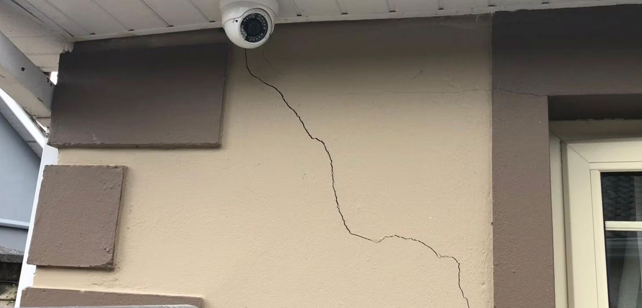 Kerry-wall-crack