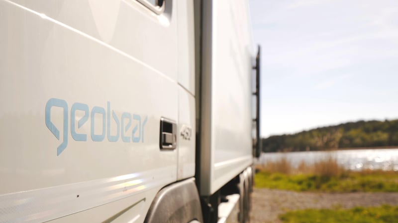 Millaisia ympäristöhyötyjä geopolymeeriteknologia tarjoaa muihin ratkaisuihin verrattuna?