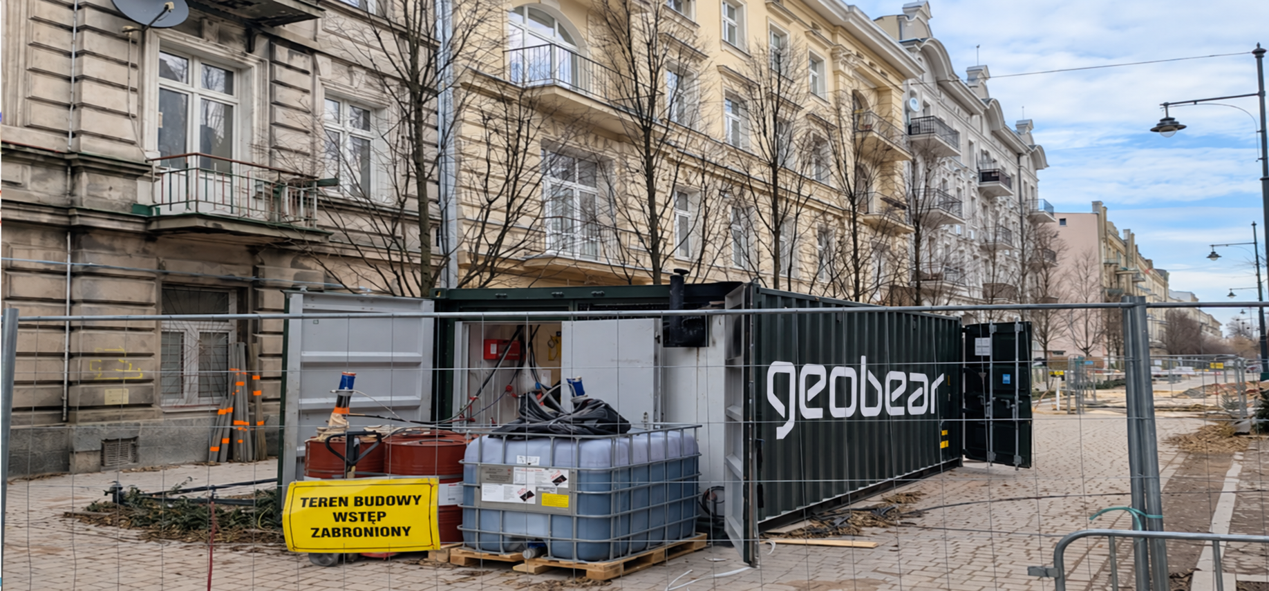 Kamienica 1 maja w Łodzi z kontenerem Geobear