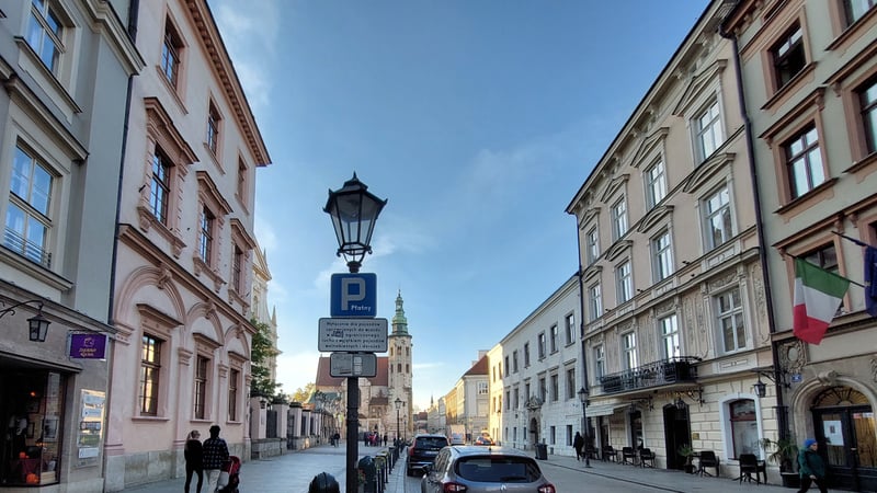 Dlaczego budynki historyczne osiadają? Grunt, woda i przyczyny uszkodzeń.
