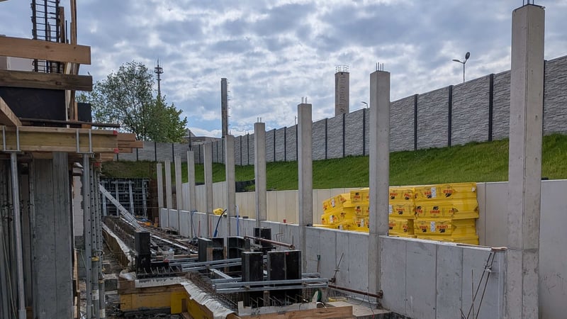 Pionowanie słupów i stabilizacja gruntu na budowie myjni samochodowej w Olsztynie