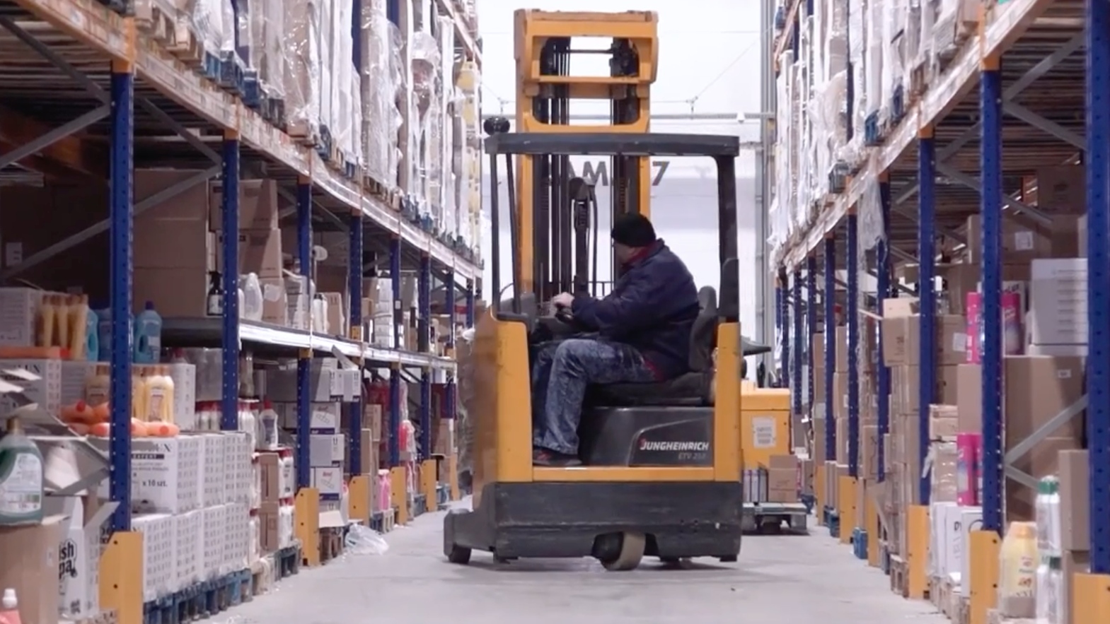 Wózek widłowy w magazynie wysokiego składowania w Będzinie