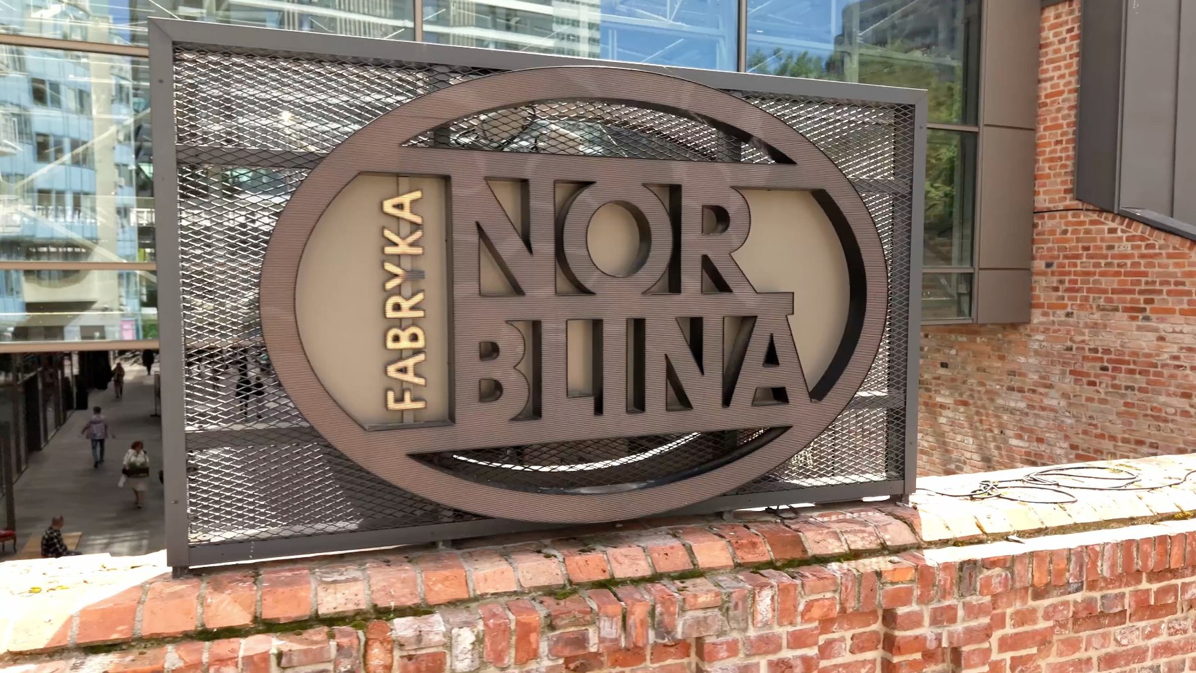 Fabryka Norblina logo nad wejściem