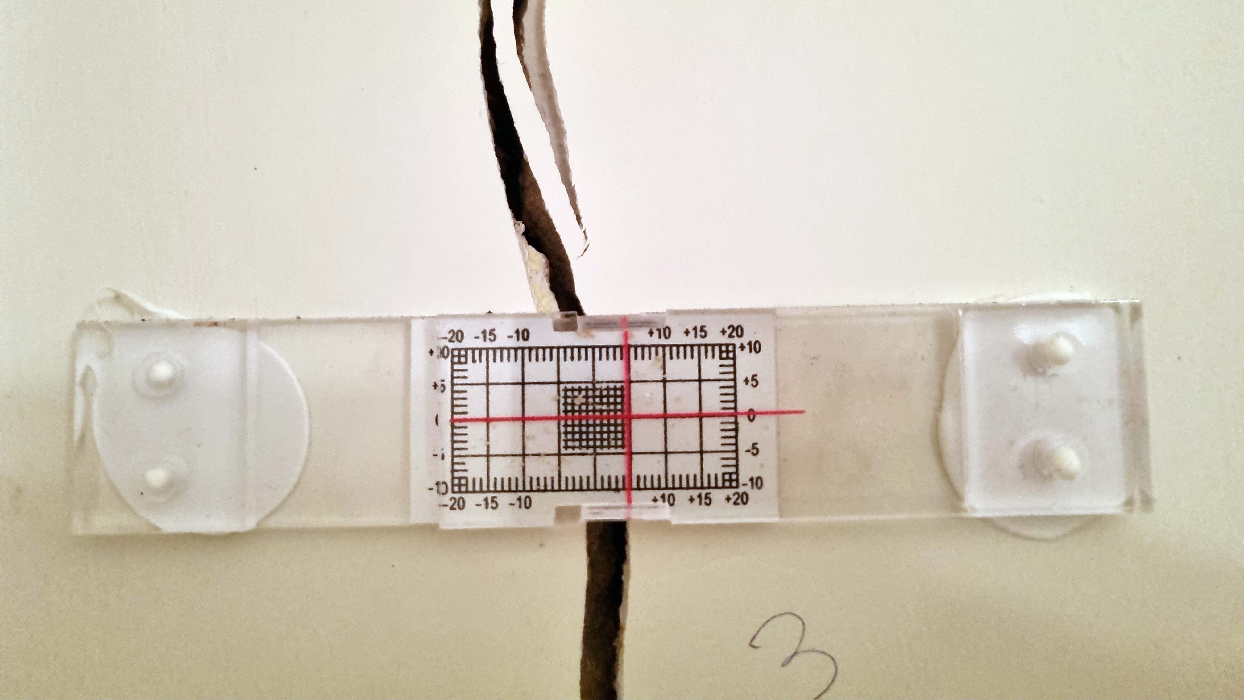 Pomiar pęknięcia na ścianie