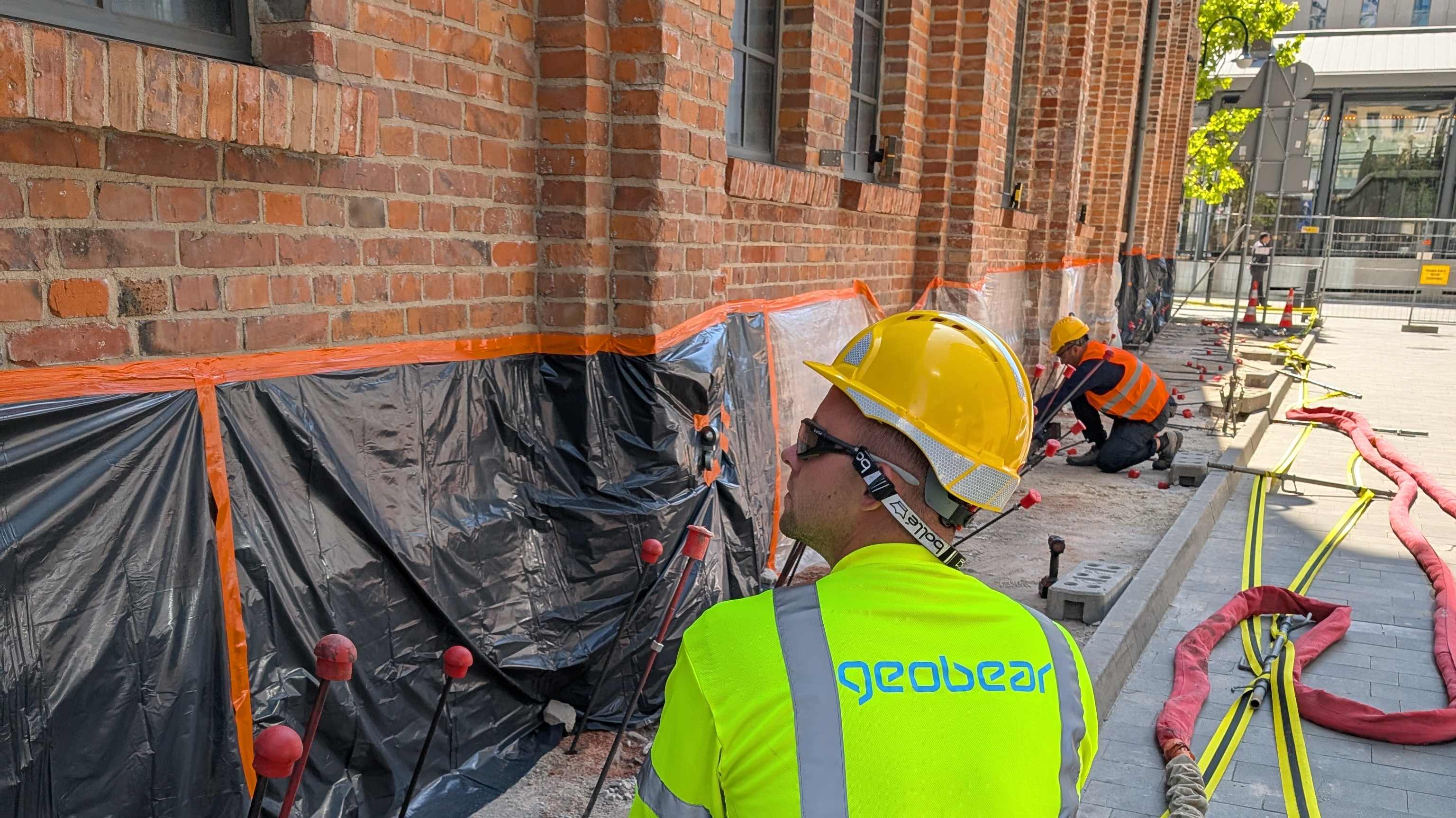 Technik Geobear przeprowadza iniekcję pod ścianą nośną Fabryka Norblina