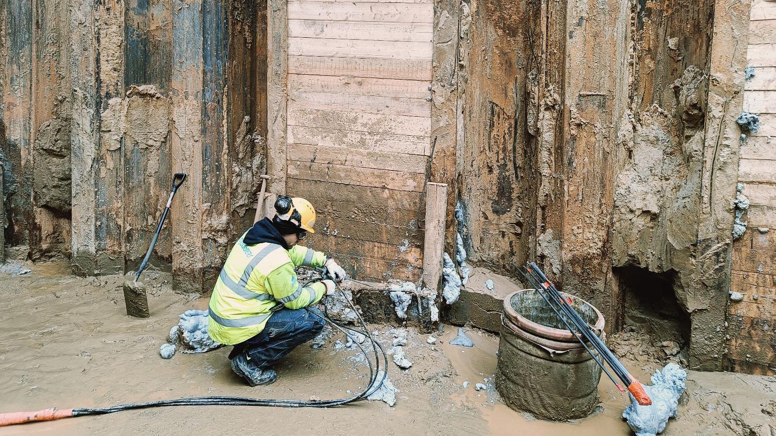 Technik Geobear uszczelnia ściankę berlińską