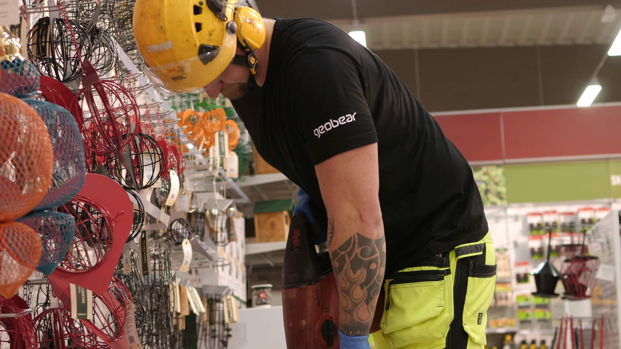 Technik geobear wierci otwory w sklepie wielobranżowym