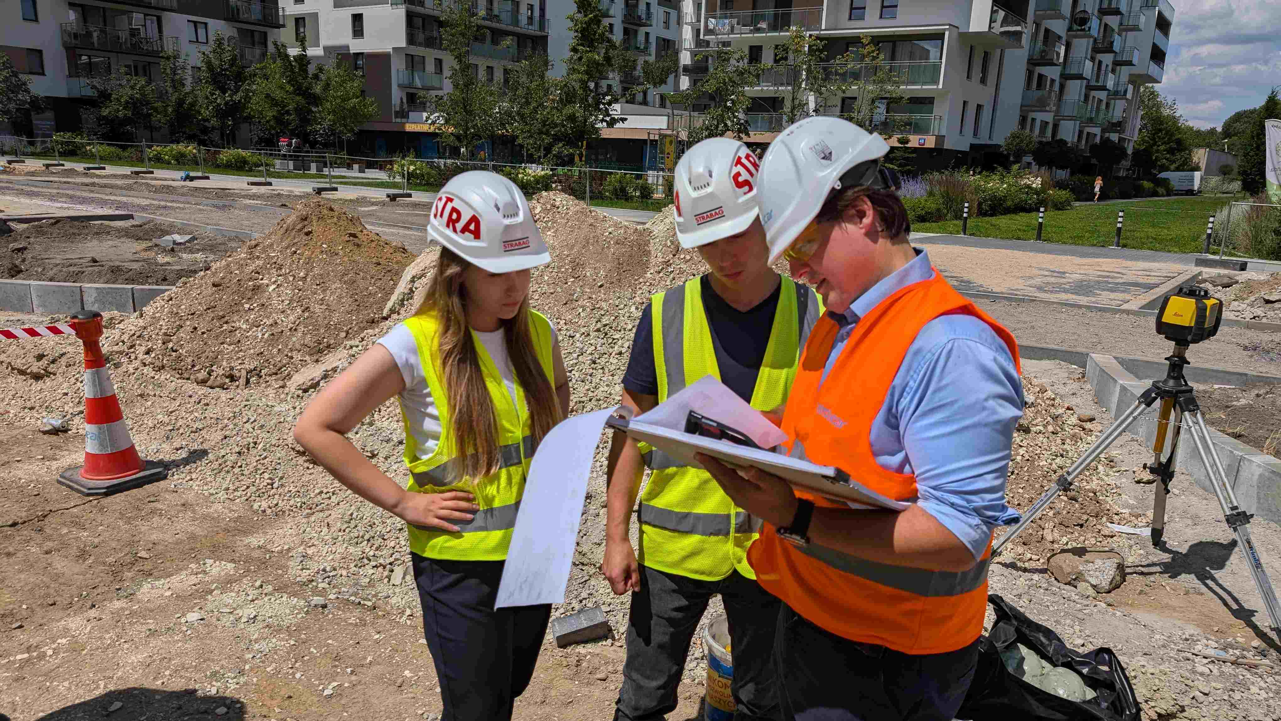 Inżynier Geobear i pracownicy Strabag omawiają projekt