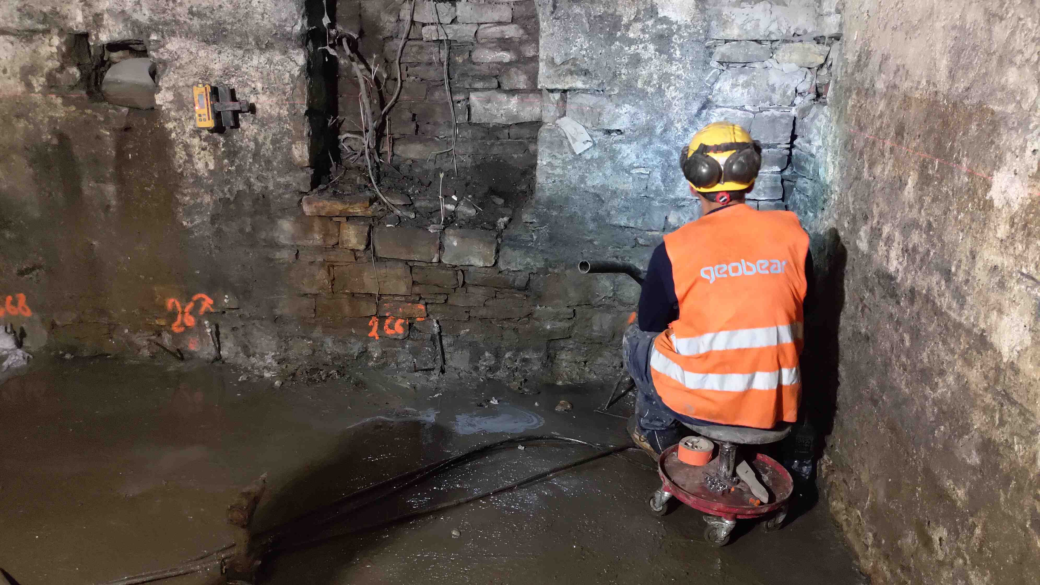 Technik Geobear przeprowadza wzmocnienie fundamentów w piwnicy Dworca Czechowice Dziedzice