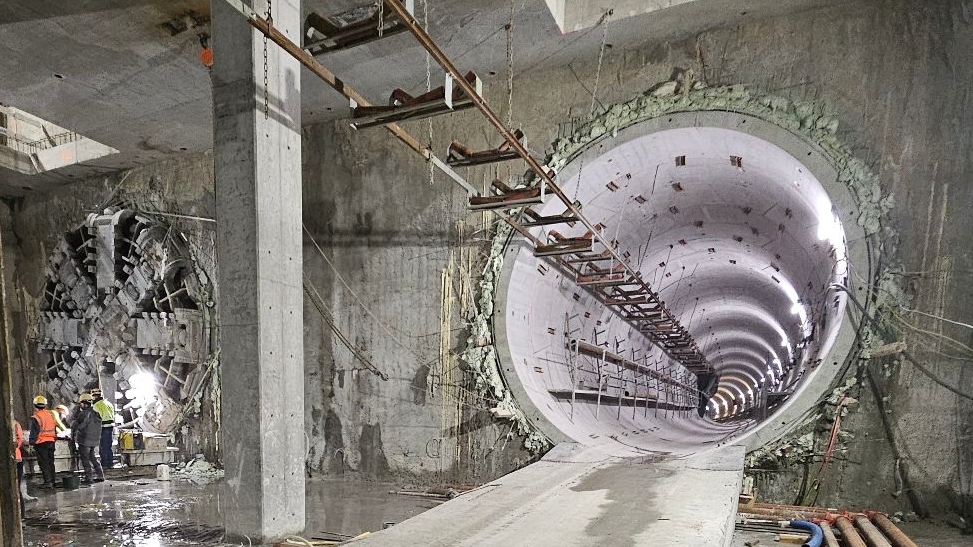 Wyjście tunelu metra z bąblami geopolimeru wokół 2