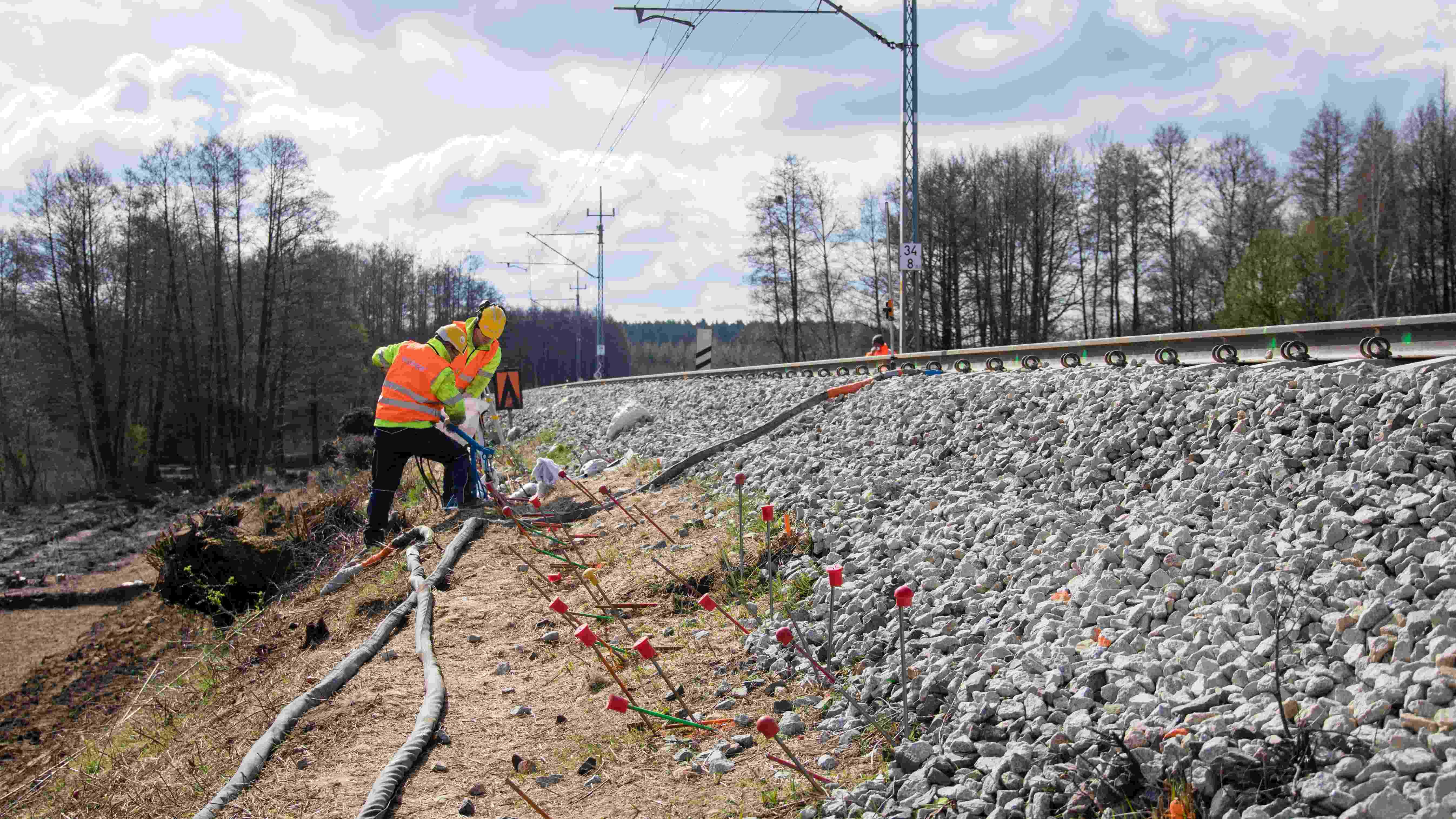 LK 281 Krosnica Technicy przeprowadzają stabilizację nasypu