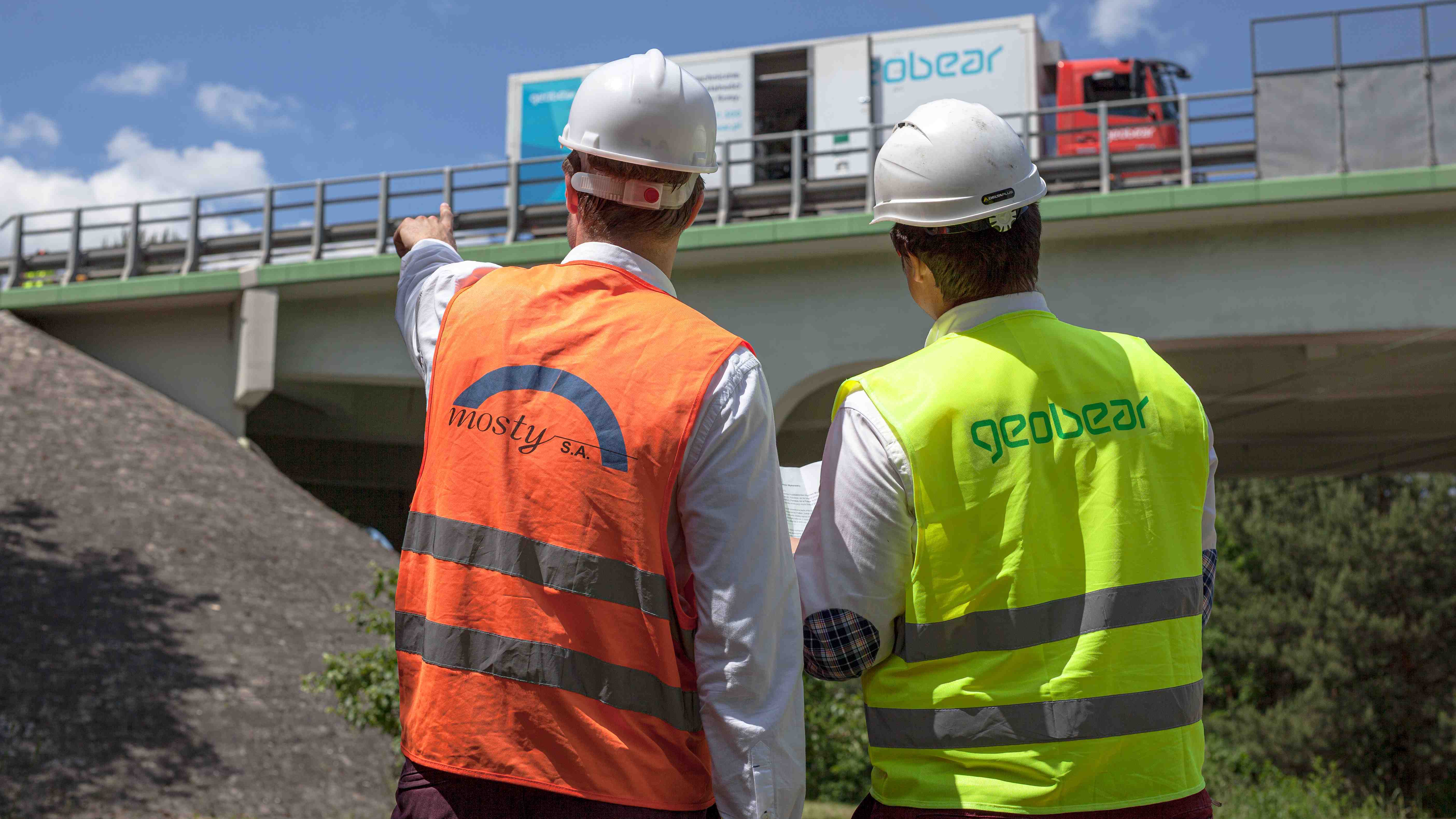 Inżynierowie Geobera i Mosty Warszawskie omawiająp