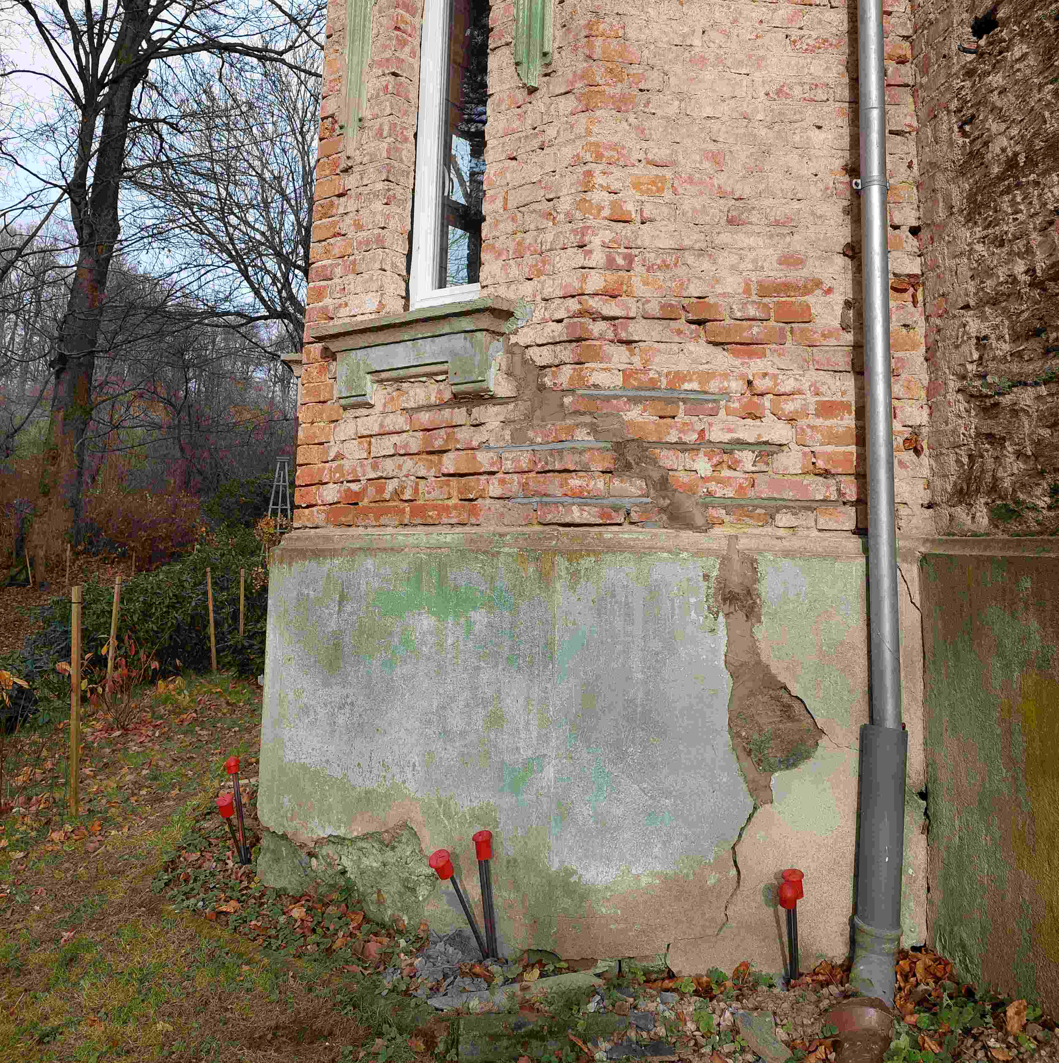 Pęknięcie fundamentu w starym domu