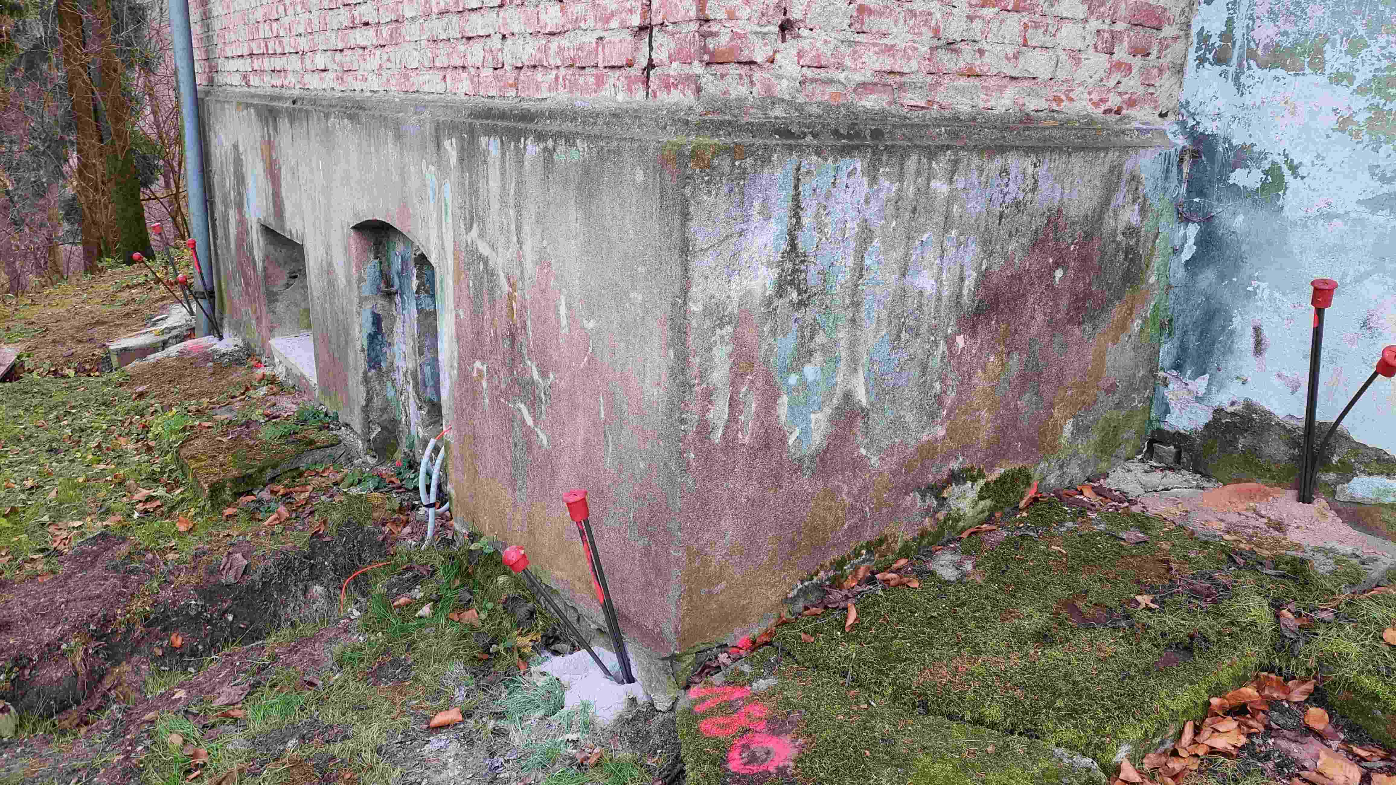 Dworek Grabiszyce Dolne rurki iniekcyjne na zewnątrz