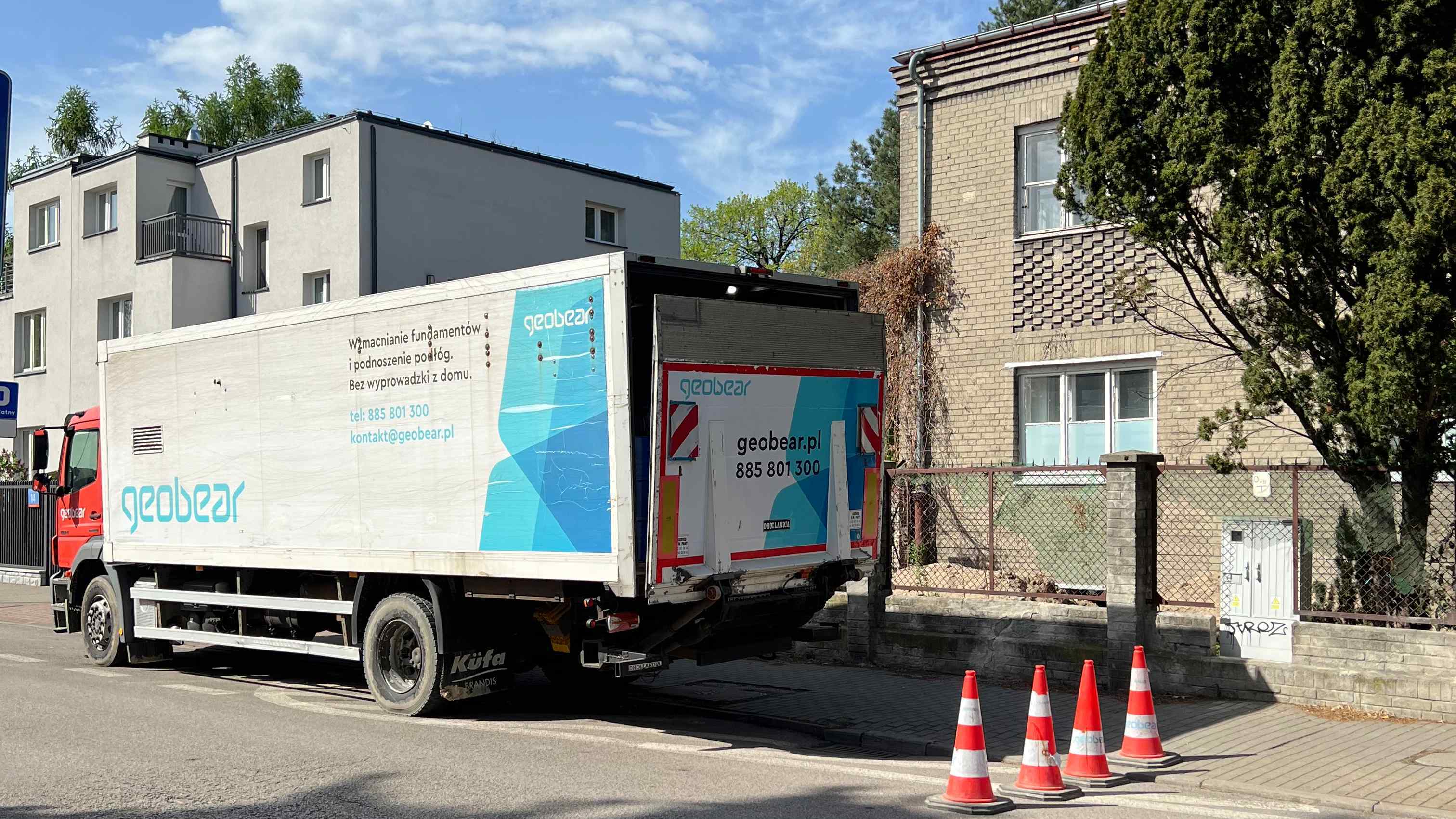 Ciężarówka Geobear przed zabytkowym domem na Żoliborzu