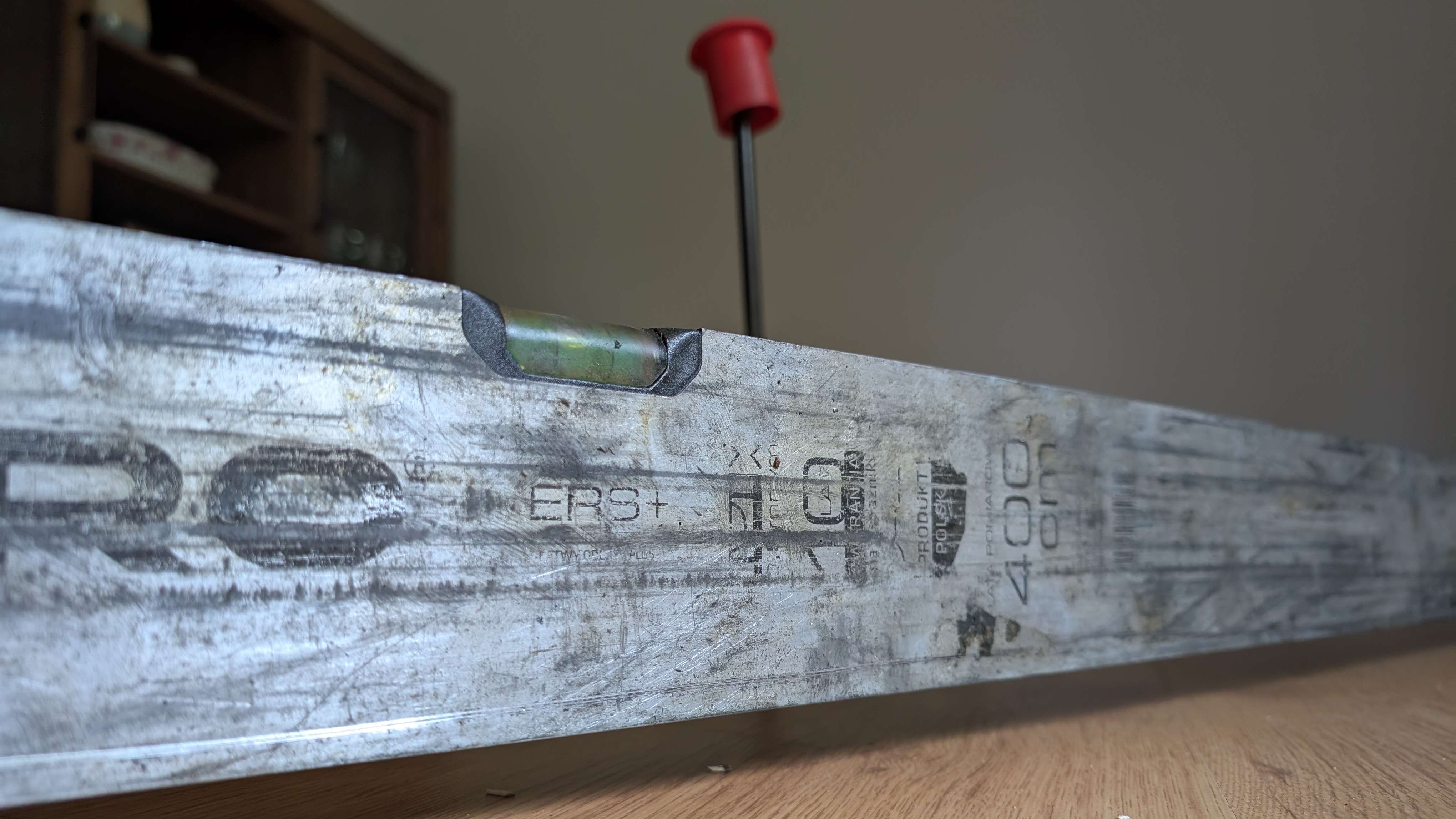 Opadnięta podłoga i poziomica