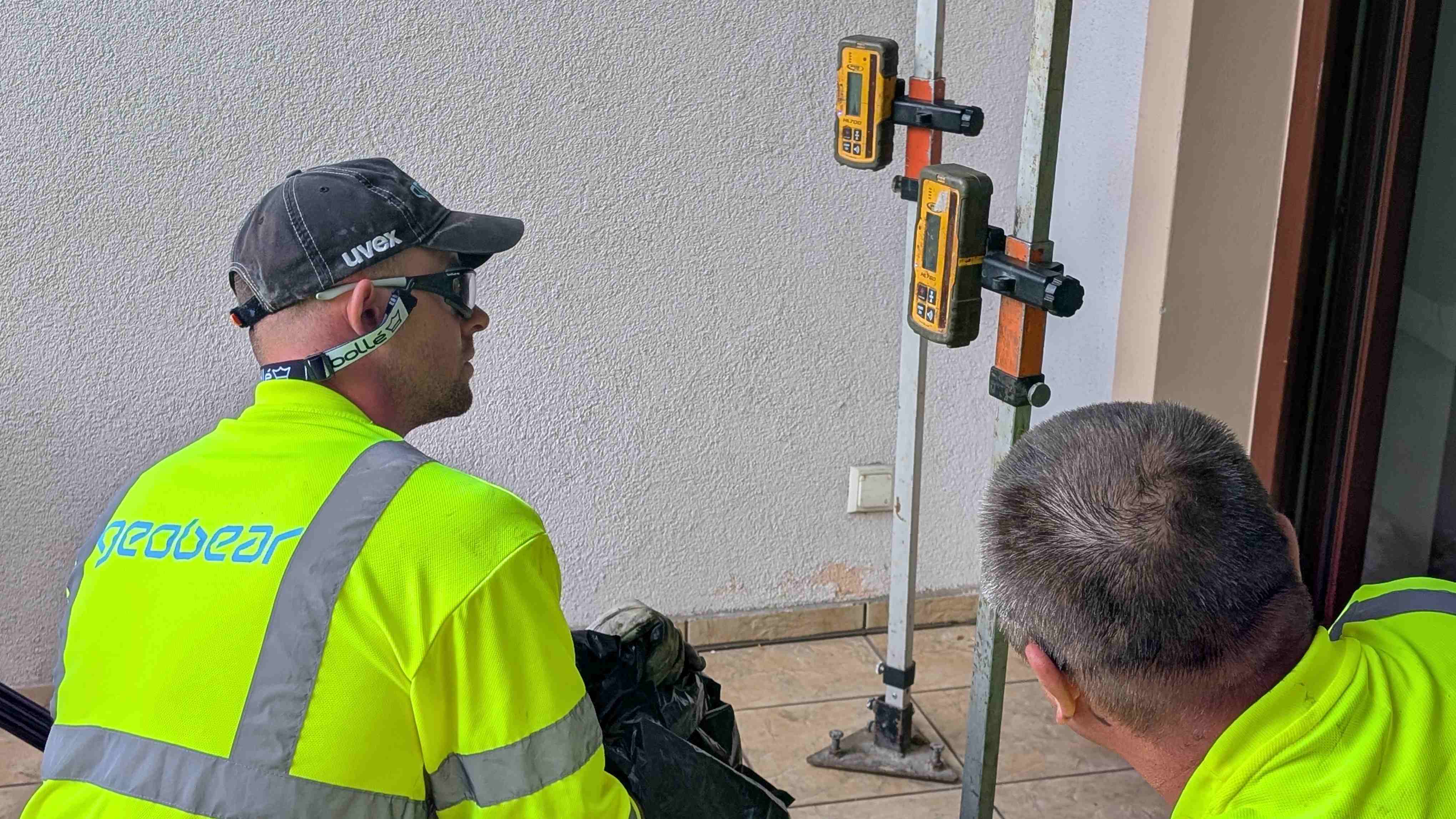 Technicy Geobear obserwują niwelatory podczas prac na tarasie w Opacz Kolonia