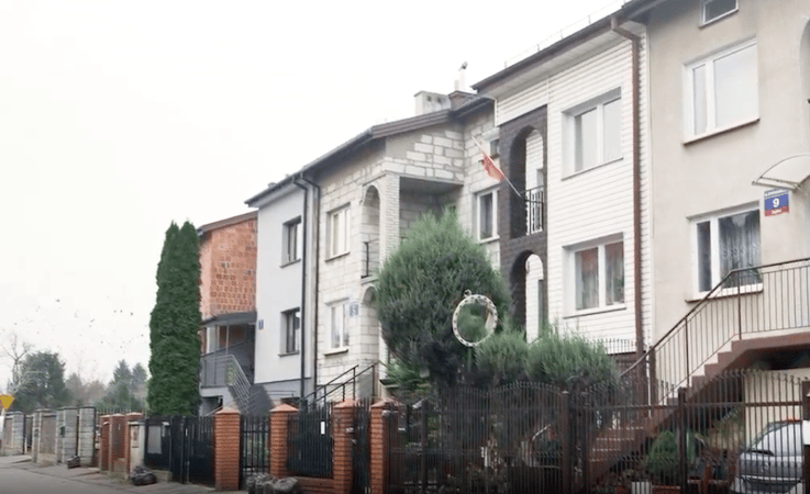 Podniesienie opadniętej posadzki o 13 cm w domu szeregowym pod Warszawą