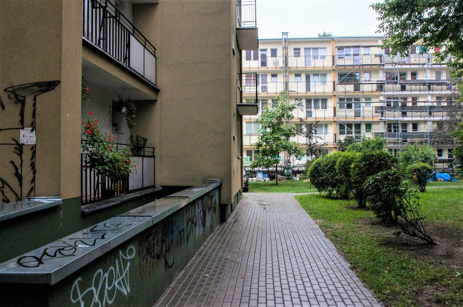 Podbijanie fundamentów w bloku z wielkiej płyty w Warszawie przy ul. Esperanto