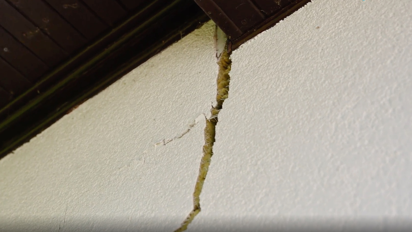 Pęknięcie na ścianie zewnętrznej