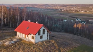 Dom na zboczu wzgórza zagrożony ryzykiem osiadania