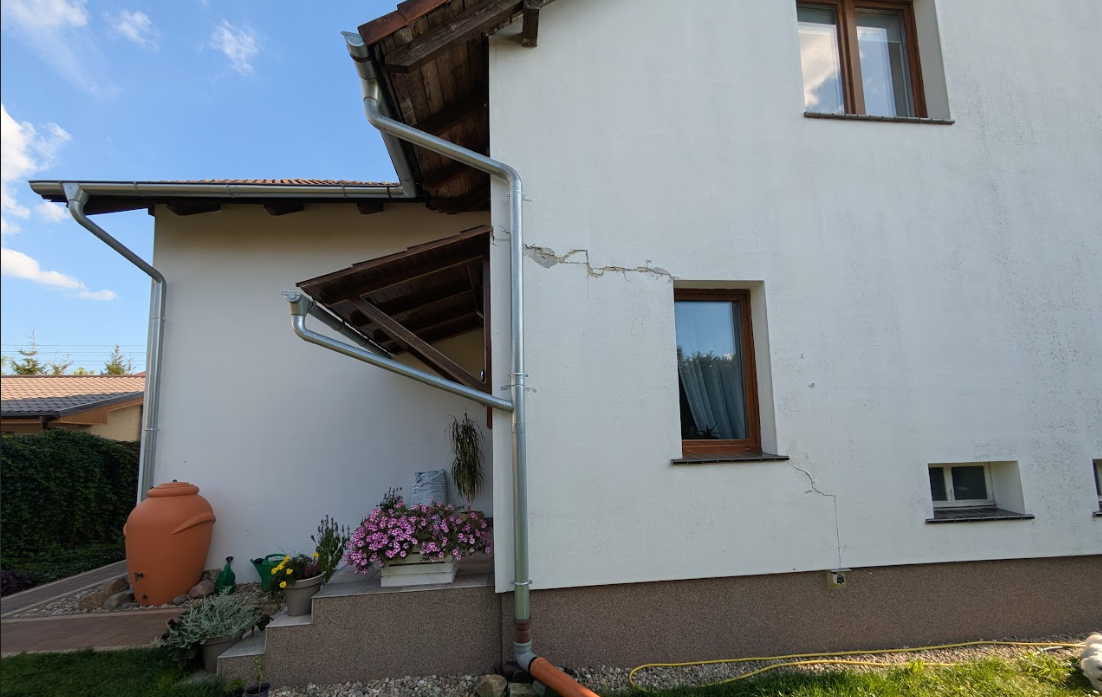 Pęknięcie na ścianie domu