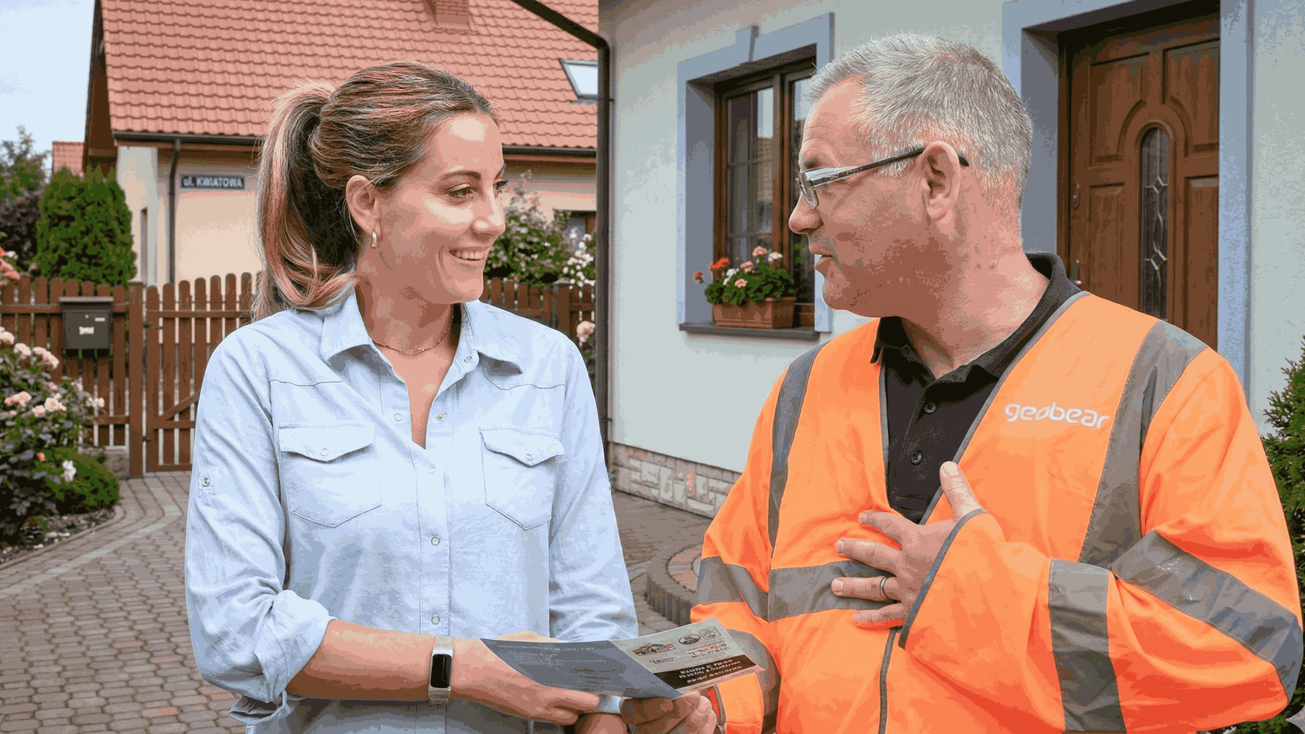 Technik z klientem przed domem