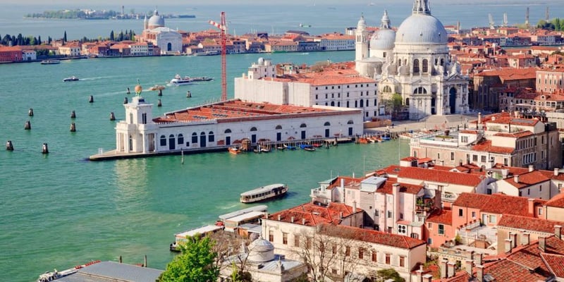 Historiska städer i Europa möter sättningar