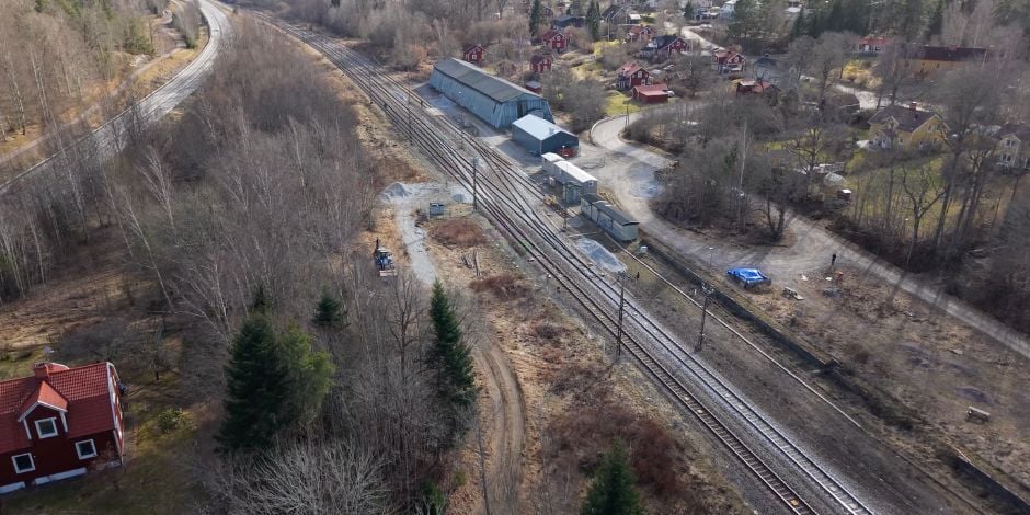 Flygbild över Simonstorp station som visar järnvägsspåret och arbetsområdet där Geobear och Strukton genomförde markförstärkning för att stabilisera en växel på höghastighetssträckan.