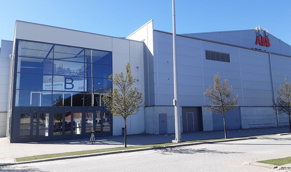 Markförstärkning och grundförstärkning av en 3 000 m² stor isbana i Rocklundahallen för att åtgärda allvarliga sättningar och motverka sprickor. Geobears teknik för strukturellt stöd användes för en exakt golvnivellering och golvlyft på upp till 80 mm utan att skada det känsliga kylrörssystemet.