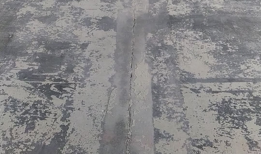 Markförstärkning och grundförstärkning av en 3 000 m² stor isbana i Rocklundahallen för att åtgärda allvarliga sättningar och motverka sprickor. Geobears teknik för strukturellt stöd användes för en exakt golvnivellering och golvlyft på upp till 80 mm utan att skada det känsliga kylrörssystemet.