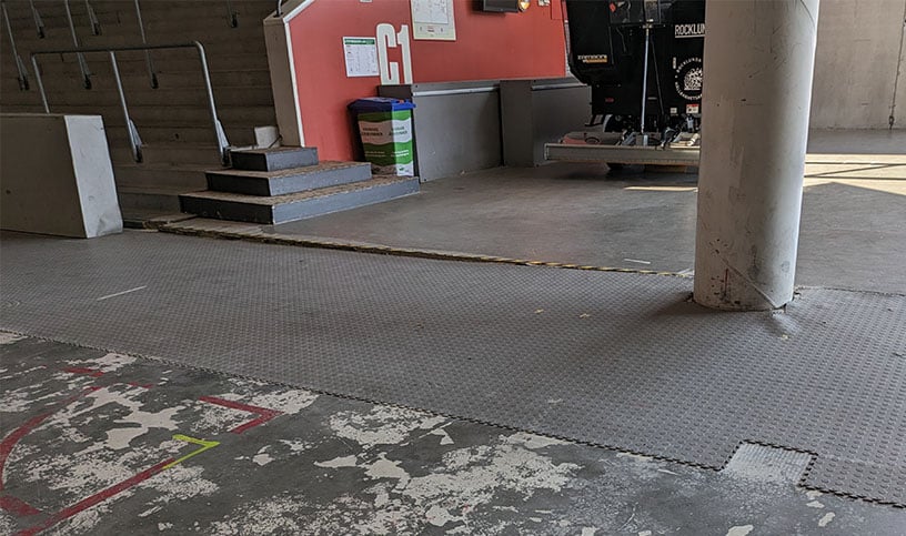 Markförstärkning och grundförstärkning av en 3 000 m² stor isbana i Rocklundahallen för att åtgärda allvarliga sättningar och motverka sprickor. Geobears teknik för strukturellt stöd användes för en exakt golvnivellering och golvlyft på upp till 80 mm utan att skada det känsliga kylrörssystemet.