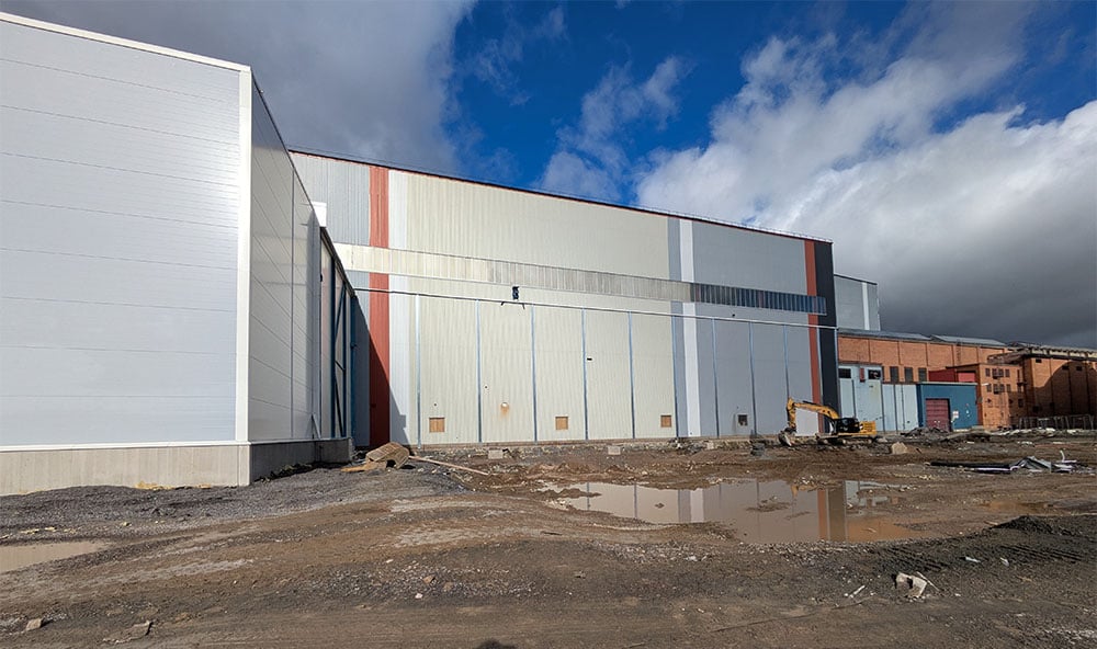 Markförstärkning och stabilisering av grunden utförs precis intill den befintliga fabriksbyggnaden i Ludvika för att säkra konstruktionen mot underminering inför Hitachi Energys stora utbyggnad.
