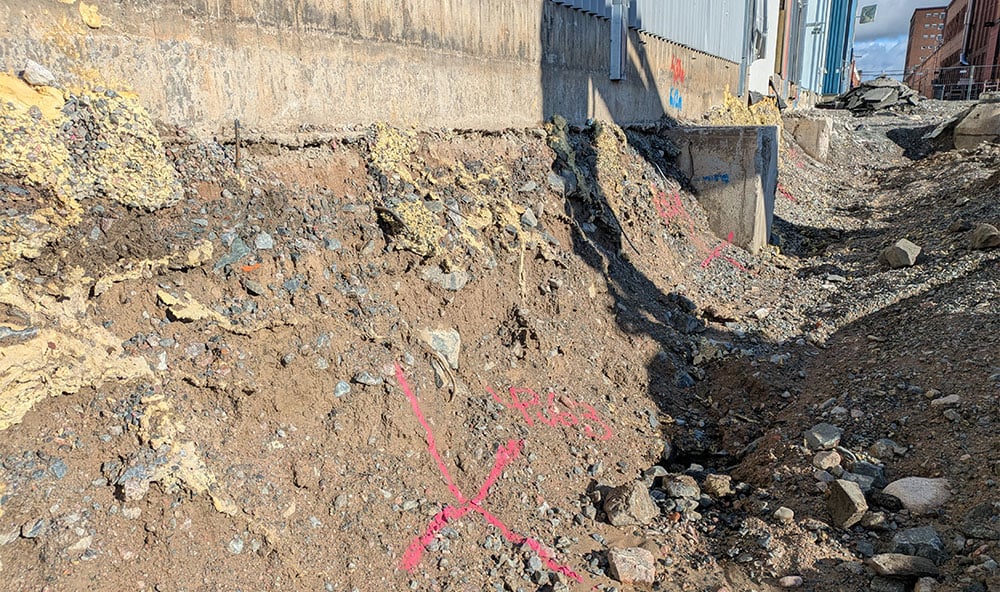 Markförstärkning och stabilisering av grunden utförs precis intill den befintliga fabriksbyggnaden i Ludvika för att säkra konstruktionen mot underminering inför Hitachi Energys stora utbyggnad.