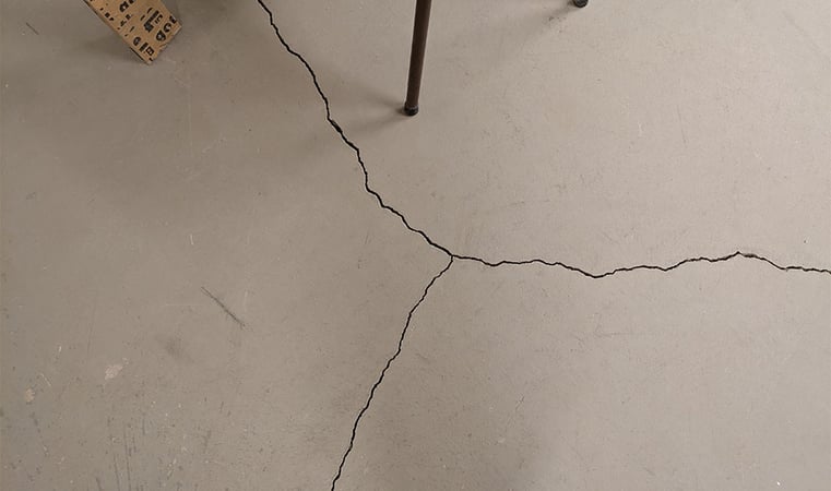 Sättningsskador i betongplatta hotade kommunarkivet